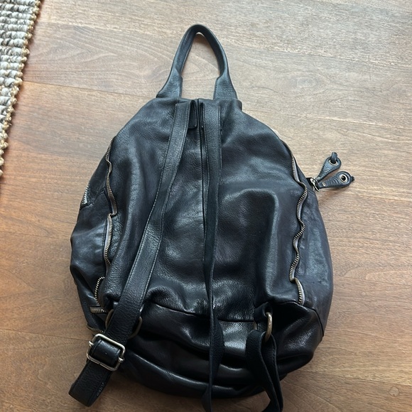 Black vintage leather backpack 
Not sure what the brand is?? - Picture 2 of 7